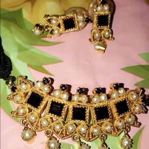 Black and gold choker set